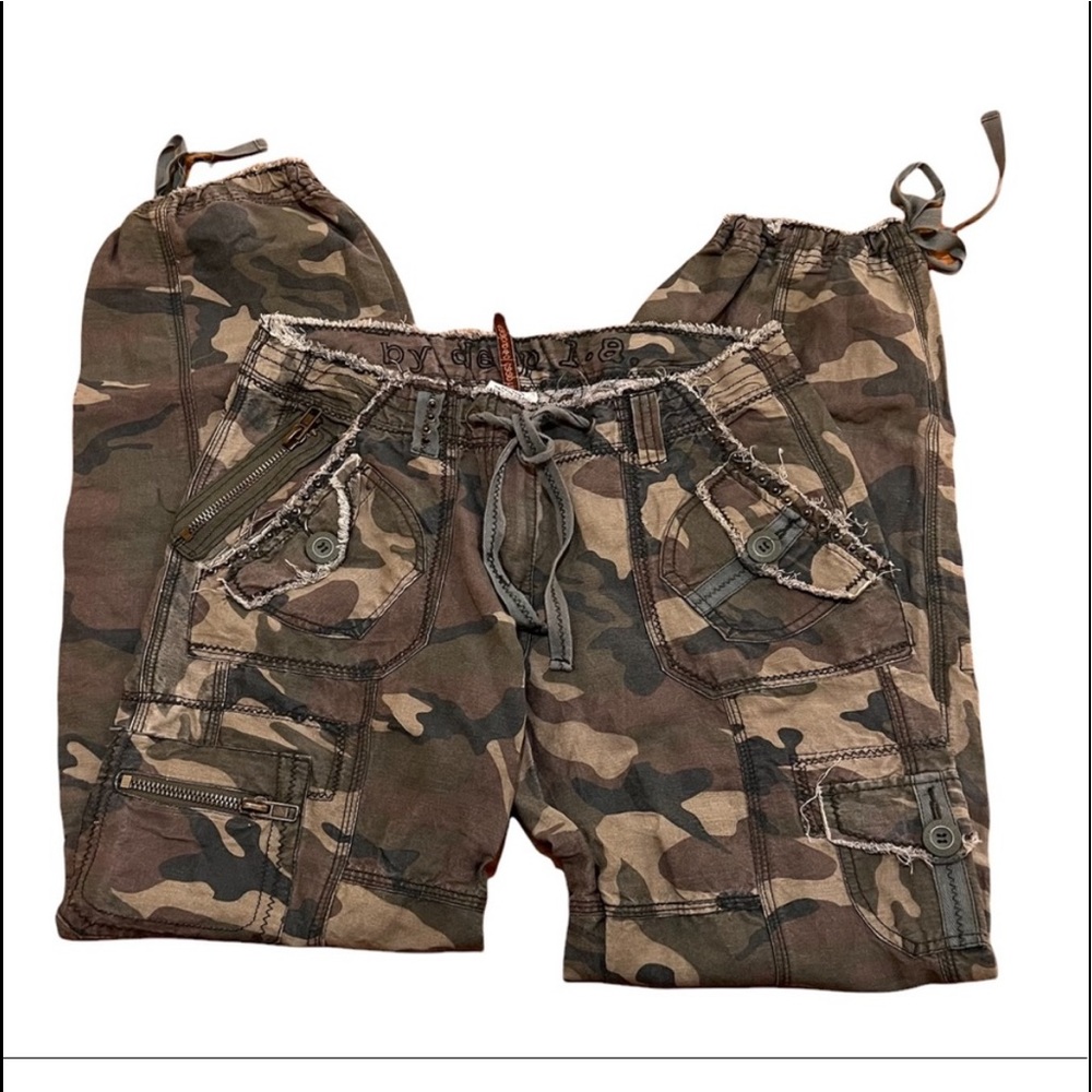 By Deep Los Angeles Distressed Camo Capri Pants M
